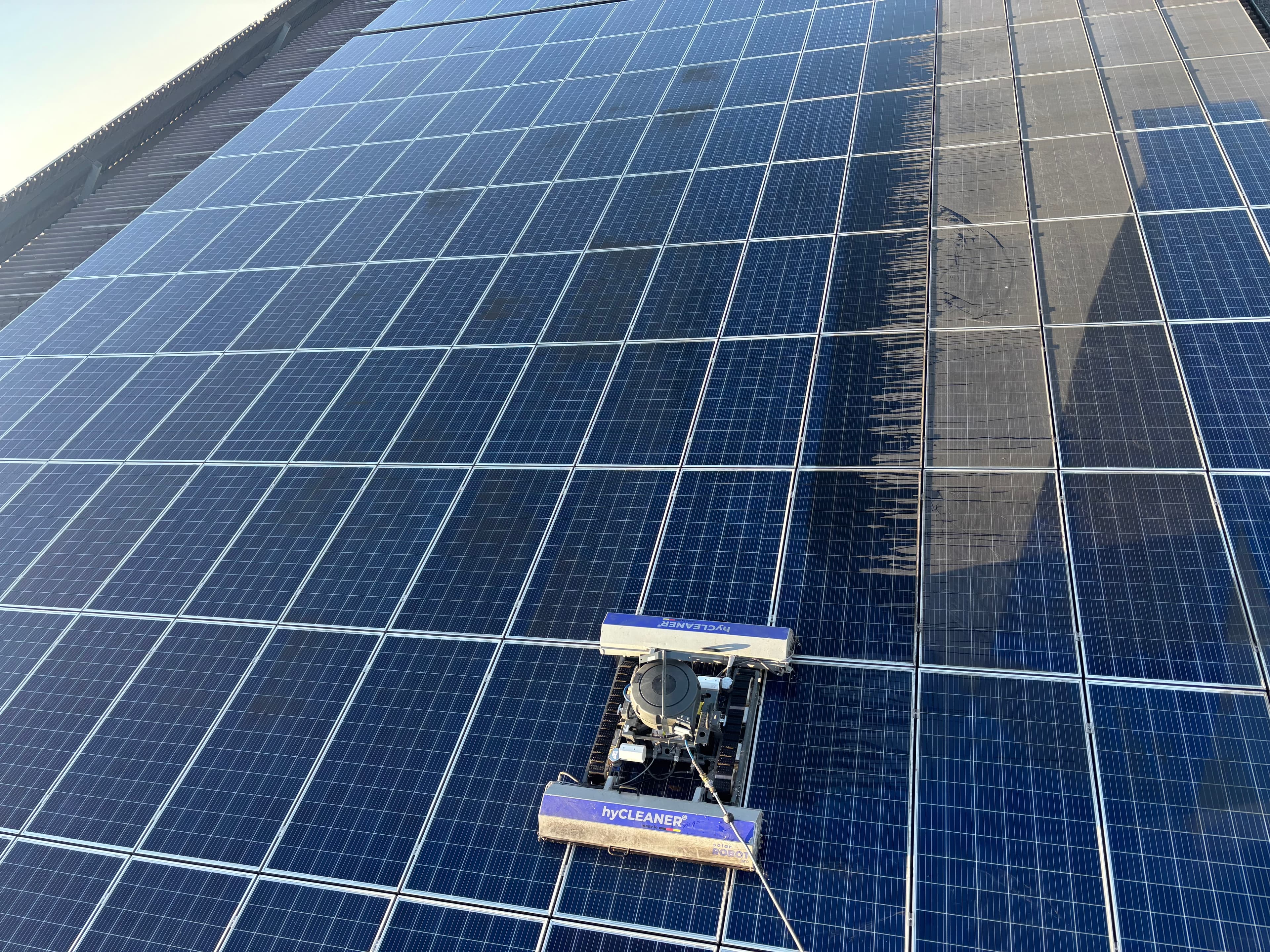 Techniker überprüft eine gereinigte Photovoltaikanlage